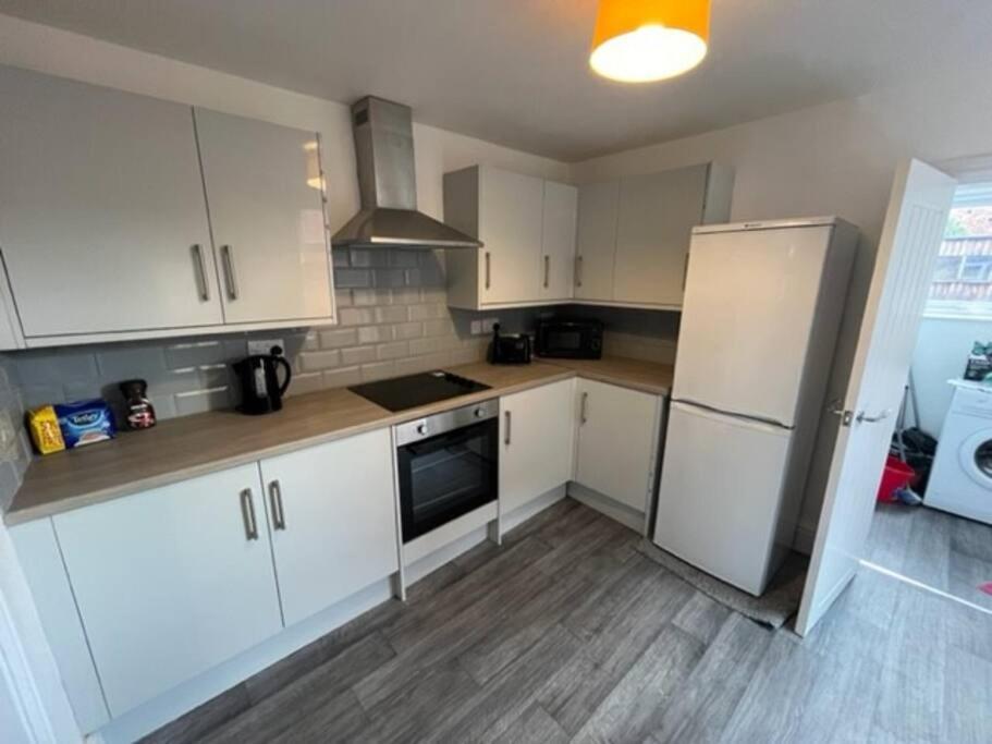 Amazing 8 Person 4 Bedroom And 2 Bathroom Mega House! Kingston upon Hull Exterior photo